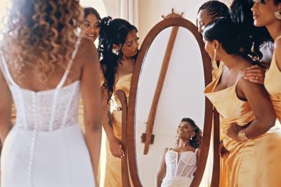 Miniature Proréal #6 Femme en robe de mariée posant près d'albums photo élégants, entourée de bijoux et d'un décor raffiné.