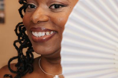 Miniature Proréal #8 Femme en robe de mariée posant près d'albums photo élégants, entourée de bijoux et d'un décor raffiné.