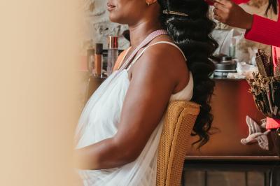 Miniature Proréal #9 Femme en robe de mariée posant près d'albums photo élégants, entourée de bijoux et d'un décor raffiné.