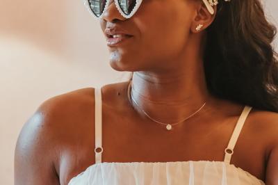 Miniature Proréal #11 Femme en robe de mariée posant près d'albums photo élégants, entourée de bijoux et d'un décor raffiné.