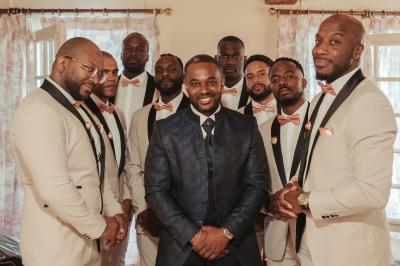 Miniature Proréal #12 Femme en robe de mariée posant près d'albums photo élégants, entourée de bijoux et d'un décor raffiné.