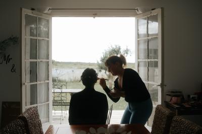 Miniature Proréal #14 Femme en robe de mariée posant près d'albums photo élégants, entourée de bijoux et d'un décor raffiné.