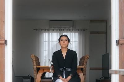 Miniature Proréal #15 Femme en robe de mariée posant près d'albums photo élégants, entourée de bijoux et d'un décor raffiné.