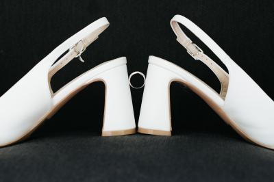 Miniature Proréal #16 Femme en robe de mariée posant près d'albums photo élégants, entourée de bijoux et d'un décor raffiné.