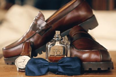 Miniature Proréal #21 Femme en robe de mariée posant près d'albums photo élégants, entourée de bijoux et d'un décor raffiné.