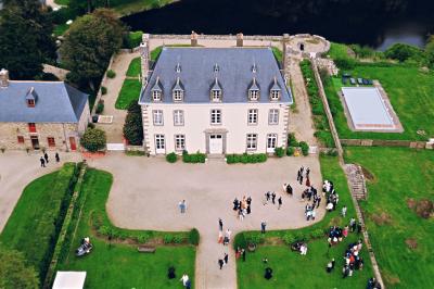 Miniature Proréal #22 Femme en robe de mariée posant près d'albums photo élégants, entourée de bijoux et d'un décor raffiné.