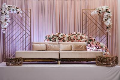 Miniature Proréal #23 Femme en robe de mariée posant près d'albums photo élégants, entourée de bijoux et d'un décor raffiné.