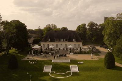 Miniature Proréal #26 Femme en robe de mariée posant près d'albums photo élégants, entourée de bijoux et d'un décor raffiné.