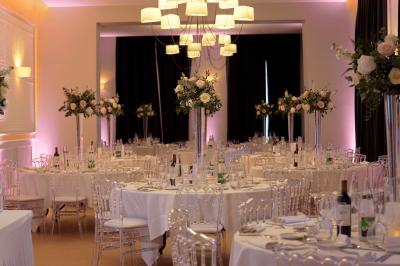 Miniature Proréal #24 Femme en robe de mariée posant près d'albums photo élégants, entourée de bijoux et d'un décor raffiné.