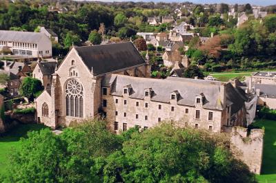 Miniature Proréal #25 Femme en robe de mariée posant près d'albums photo élégants, entourée de bijoux et d'un décor raffiné.