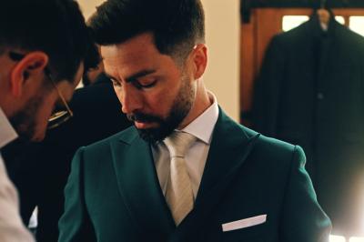 Miniature Proréal #28 Femme en robe de mariée posant près d'albums photo élégants, entourée de bijoux et d'un décor raffiné.