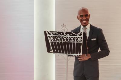 Miniature Proréal #30 Femme en robe de mariée posant près d'albums photo élégants, entourée de bijoux et d'un décor raffiné.