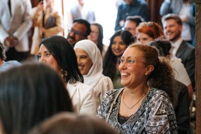 Miniature Proréal #37 Femme en robe de mariée posant près d'albums photo élégants, entourée de bijoux et d'un décor raffiné.