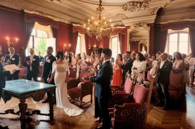 Miniature Proréal #39 Femme en robe de mariée posant près d'albums photo élégants, entourée de bijoux et d'un décor raffiné.