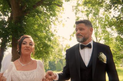 Miniature Proréal #42 Femme en robe de mariée posant près d'albums photo élégants, entourée de bijoux et d'un décor raffiné.