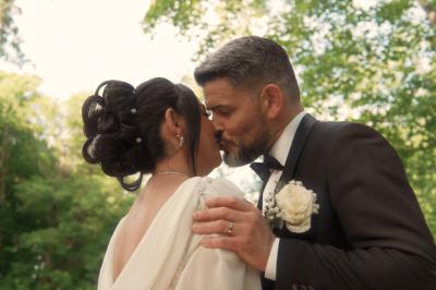 Miniature Proréal #43 Femme en robe de mariée posant près d'albums photo élégants, entourée de bijoux et d'un décor raffiné.