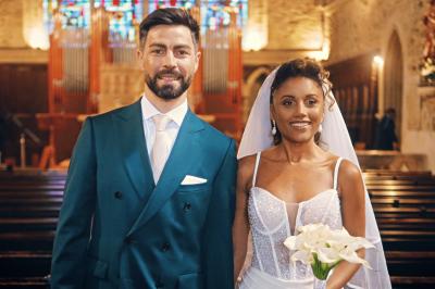 Miniature Proréal #44 Femme en robe de mariée posant près d'albums photo élégants, entourée de bijoux et d'un décor raffiné.