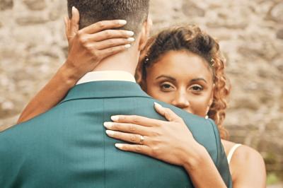 Miniature Proréal #45 Femme en robe de mariée posant près d'albums photo élégants, entourée de bijoux et d'un décor raffiné.