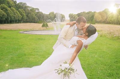 Miniature Proréal #51 Femme en robe de mariée posant près d'albums photo élégants, entourée de bijoux et d'un décor raffiné.