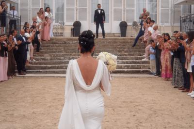 Miniature Proréal #53 Femme en robe de mariée posant près d'albums photo élégants, entourée de bijoux et d'un décor raffiné.