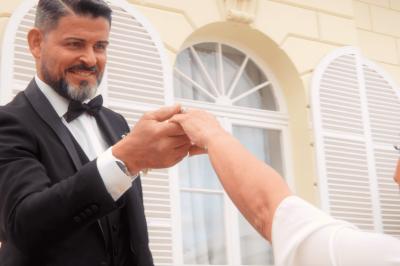 Miniature Proréal #54 Femme en robe de mariée posant près d'albums photo élégants, entourée de bijoux et d'un décor raffiné.