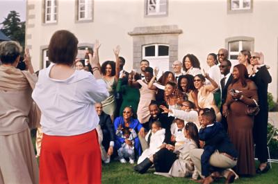 Miniature Proréal #56 Femme en robe de mariée posant près d'albums photo élégants, entourée de bijoux et d'un décor raffiné.