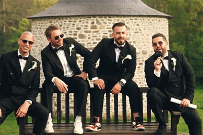 Miniature Proréal #57 Femme en robe de mariée posant près d'albums photo élégants, entourée de bijoux et d'un décor raffiné.