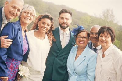 Miniature Proréal #58 Femme en robe de mariée posant près d'albums photo élégants, entourée de bijoux et d'un décor raffiné.