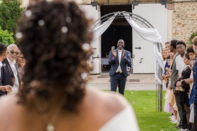 Miniature Proréal #60 Femme en robe de mariée posant près d'albums photo élégants, entourée de bijoux et d'un décor raffiné.