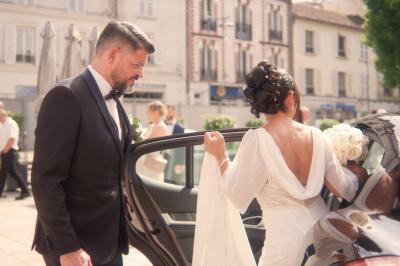 Miniature Proréal #62 Femme en robe de mariée posant près d'albums photo élégants, entourée de bijoux et d'un décor raffiné.