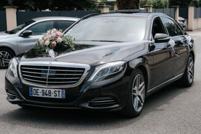 Miniature Proréal #63 Femme en robe de mariée posant près d'albums photo élégants, entourée de bijoux et d'un décor raffiné.