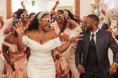 Miniature Proréal #69 Femme en robe de mariée posant près d'albums photo élégants, entourée de bijoux et d'un décor raffiné.