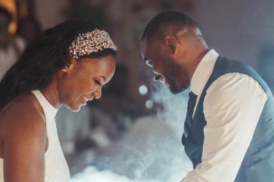 Miniature Proréal #73 Femme en robe de mariée posant près d'albums photo élégants, entourée de bijoux et d'un décor raffiné.