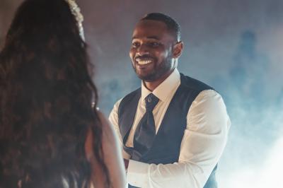 Miniature Proréal #75 Femme en robe de mariée posant près d'albums photo élégants, entourée de bijoux et d'un décor raffiné.