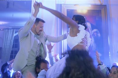 Miniature Proréal #78 Femme en robe de mariée posant près d'albums photo élégants, entourée de bijoux et d'un décor raffiné.