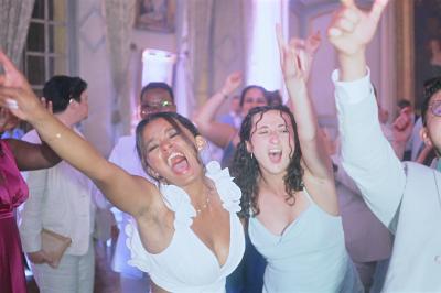 Miniature Proréal #79 Femme en robe de mariée posant près d'albums photo élégants, entourée de bijoux et d'un décor raffiné.