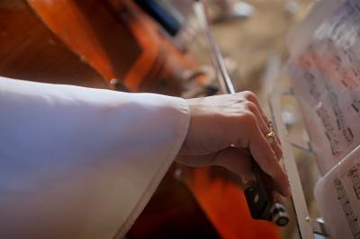 Miniature Proréal #68 Femme en robe de mariée posant près d'albums photo élégants, entourée de bijoux et d'un décor raffiné.