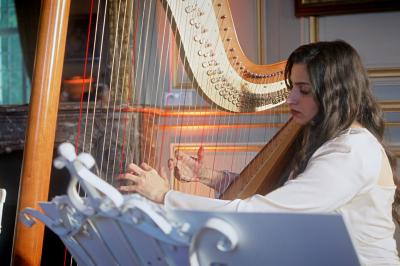 Miniature Proréal #66 Femme en robe de mariée posant près d'albums photo élégants, entourée de bijoux et d'un décor raffiné.