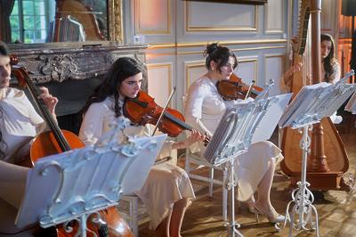 Miniature Proréal #67 Femme en robe de mariée posant près d'albums photo élégants, entourée de bijoux et d'un décor raffiné.