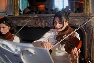 Miniature Proréal #70 Femme en robe de mariée posant près d'albums photo élégants, entourée de bijoux et d'un décor raffiné.