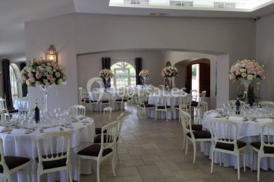 Miniature Location salle Roquebrune-sur-Argens (Var) - Château Vaudois #24 Allée rouge menant à une cérémonie en plein air, entourée de chaises blanches et de jardins verdoyants.