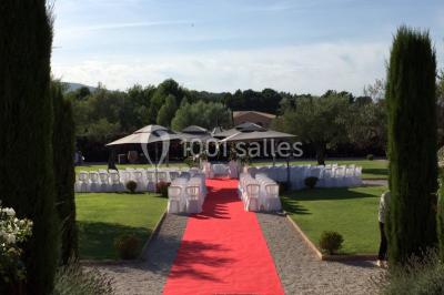 Miniature Location salle Roquebrune-sur-Argens (Var) - Château Vaudois #30 Allée rouge menant à une cérémonie en plein air, entourée de chaises blanches et de jardins verdoyants.