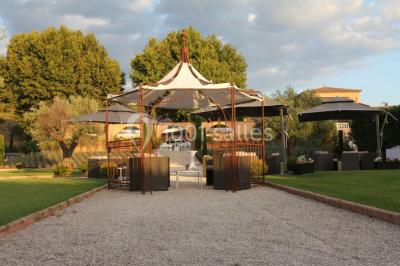 Miniature Location salle Roquebrune-sur-Argens (Var) - Château Vaudois #29 Allée rouge menant à une cérémonie en plein air, entourée de chaises blanches et de jardins verdoyants.