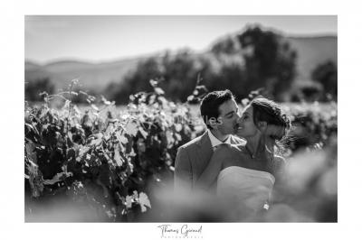 Miniature Location salle Roquebrune-sur-Argens (Var) - Château Vaudois #28 Allée rouge menant à une cérémonie en plein air, entourée de chaises blanches et de jardins verdoyants.