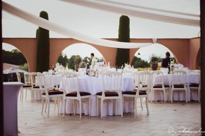Miniature Location salle Roquebrune-sur-Argens (Var) - Château Vaudois #2 Allée rouge menant à une cérémonie en plein air, entourée de chaises blanches et de jardins verdoyants.