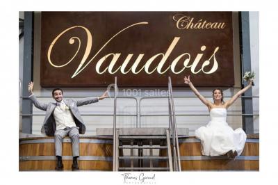 Miniature Location salle Roquebrune-sur-Argens (Var) - Château Vaudois #20 Allée rouge menant à une cérémonie en plein air, entourée de chaises blanches et de jardins verdoyants.