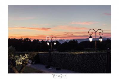 Miniature Location salle Roquebrune-sur-Argens (Var) - Château Vaudois #26 Allée rouge menant à une cérémonie en plein air, entourée de chaises blanches et de jardins verdoyants.