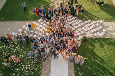 Miniature Location salle Roquebrune-sur-Argens (Var) - Château Vaudois #14 Allée rouge menant à une cérémonie en plein air, entourée de chaises blanches et de jardins verdoyants.