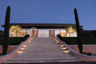 Miniature Location salle Roquebrune-sur-Argens (Var) - Château Vaudois #13 Allée rouge menant à une cérémonie en plein air, entourée de chaises blanches et de jardins verdoyants.