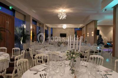 Miniature Location salle Roquebrune-sur-Argens (Var) - Château Vaudois #21 Allée rouge menant à une cérémonie en plein air, entourée de chaises blanches et de jardins verdoyants.